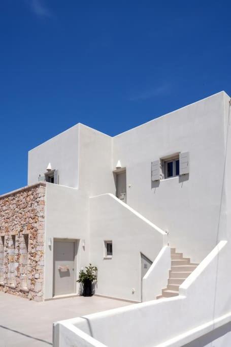 In The Heart Of Fira & Free Pool - Nychteri Suite Εξωτερικό φωτογραφία