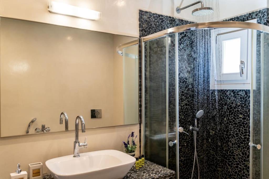 In The Heart Of Fira & Free Pool - Nychteri Suite Εξωτερικό φωτογραφία