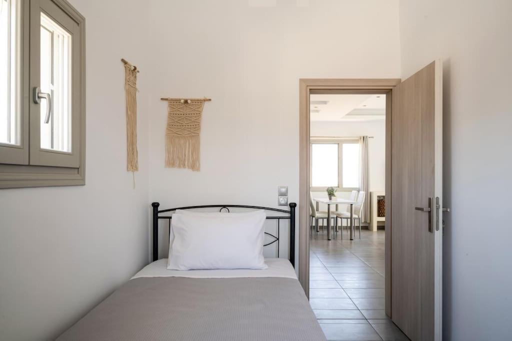 In The Heart Of Fira & Free Pool - Nychteri Suite Εξωτερικό φωτογραφία