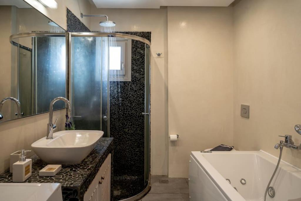 In The Heart Of Fira & Free Pool - Nychteri Suite Εξωτερικό φωτογραφία