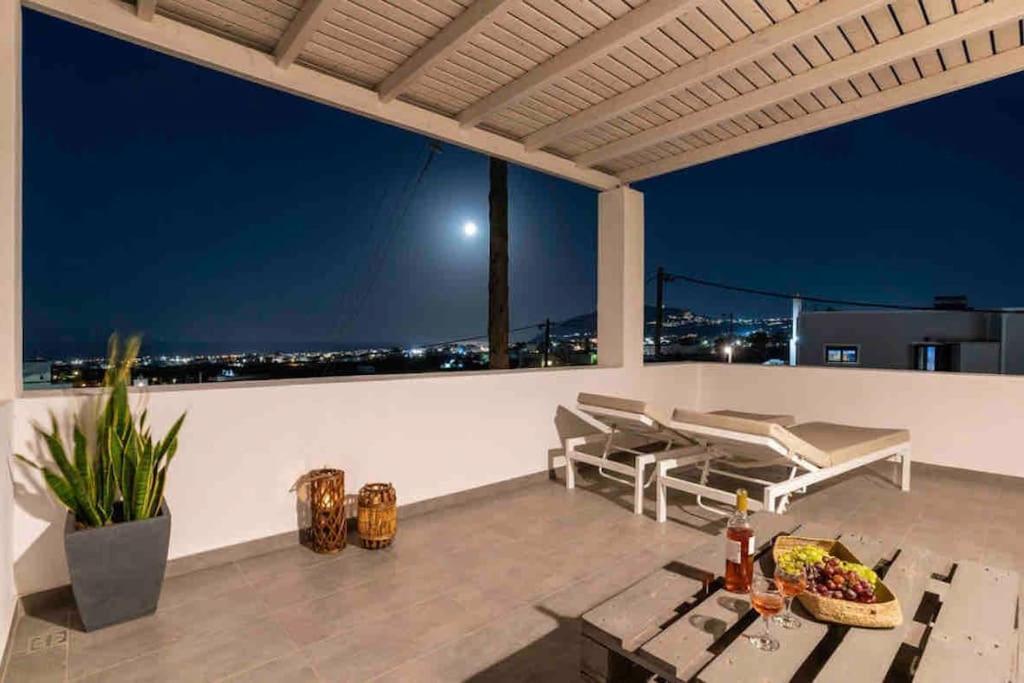 In The Heart Of Fira & Free Pool - Nychteri Suite Εξωτερικό φωτογραφία