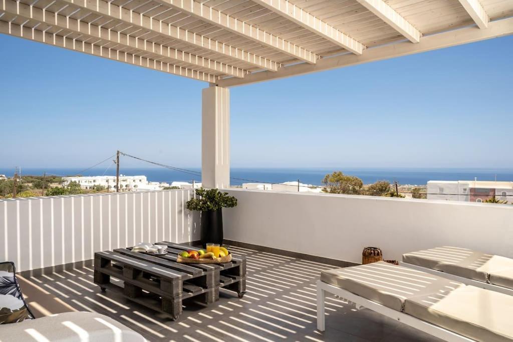 In The Heart Of Fira & Free Pool - Nychteri Suite Εξωτερικό φωτογραφία